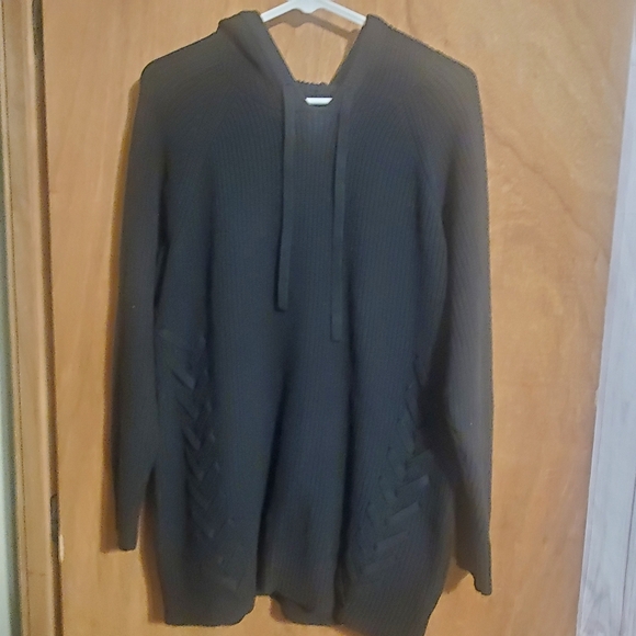 TORRID 1(14/16). BLACK SWEATER KNIT HOODIE. RIBBED LACE UP RAGLAN SLEEVES TUNIC. - Picture 2 of 9